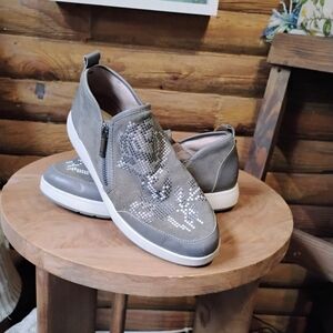 Donald Pliner Womens  Mylasp Slip-On Sneakers